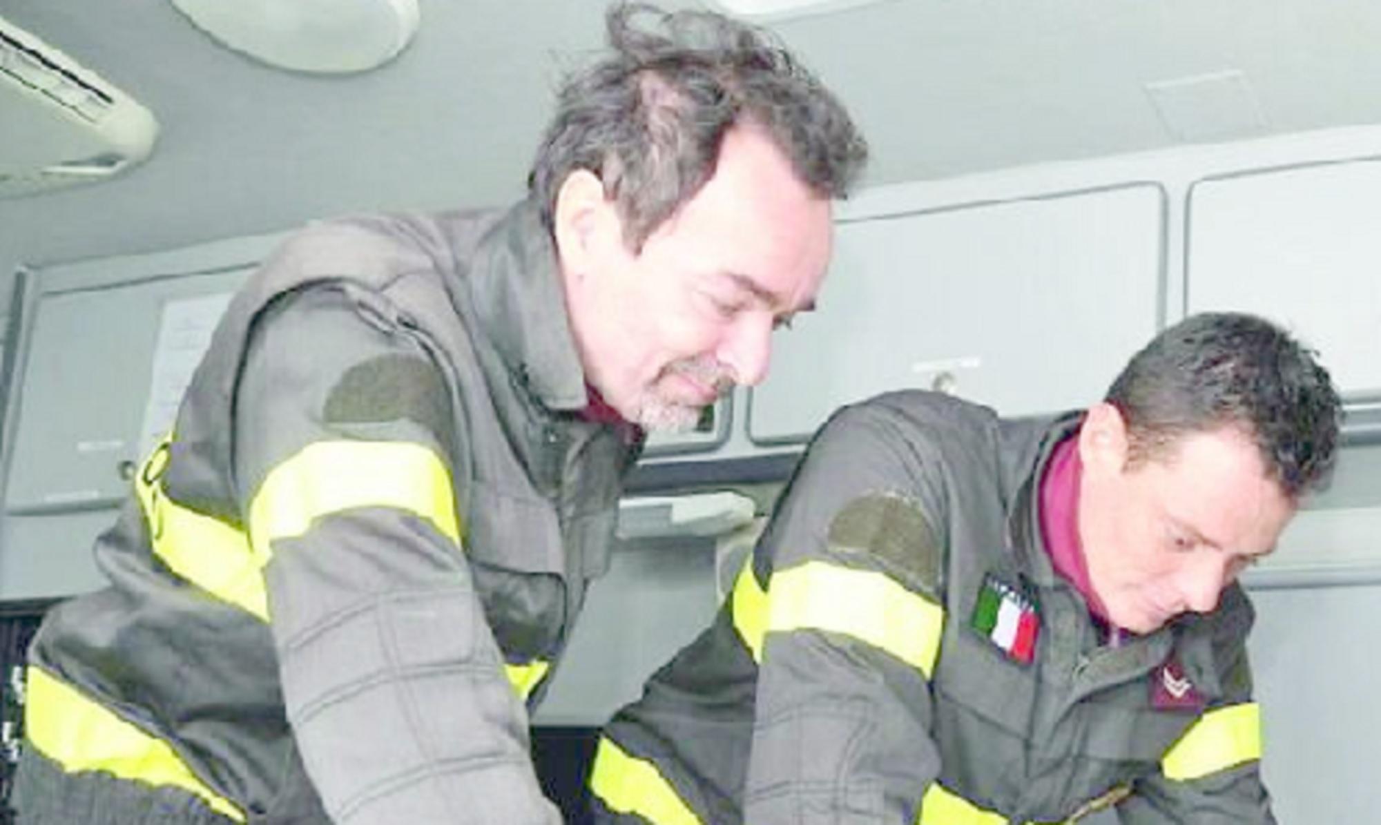 Due vigili del fuoco al lavoro (foto d'archivio)