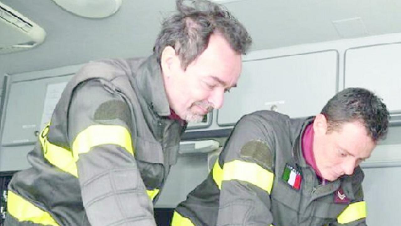 Due vigili del fuoco al lavoro (foto d'archivio)