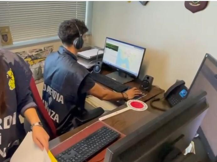 Conti svuotati in pochi minuti, truffe per finanziare il clan dei Casalesi: perquisizioni anche a Modena