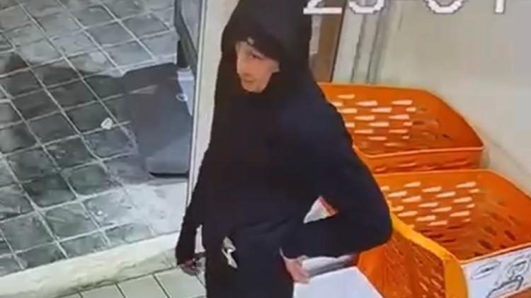 Rapinatori con la maschera di Dalì, svolta nell’inchiesta: quattro sospettati in caserma – Cosa sappiamo