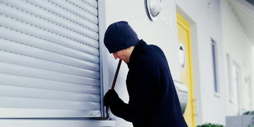 Ladri si arrampicano al secondo piano in un condominio a Fiorano. «Casa a soqquadro, ma zero bottino»