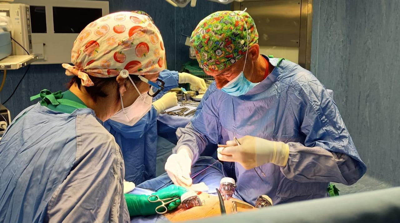 L’équipe del chirurgo dei centenari fa volare alto l’ospedale di Lanusei