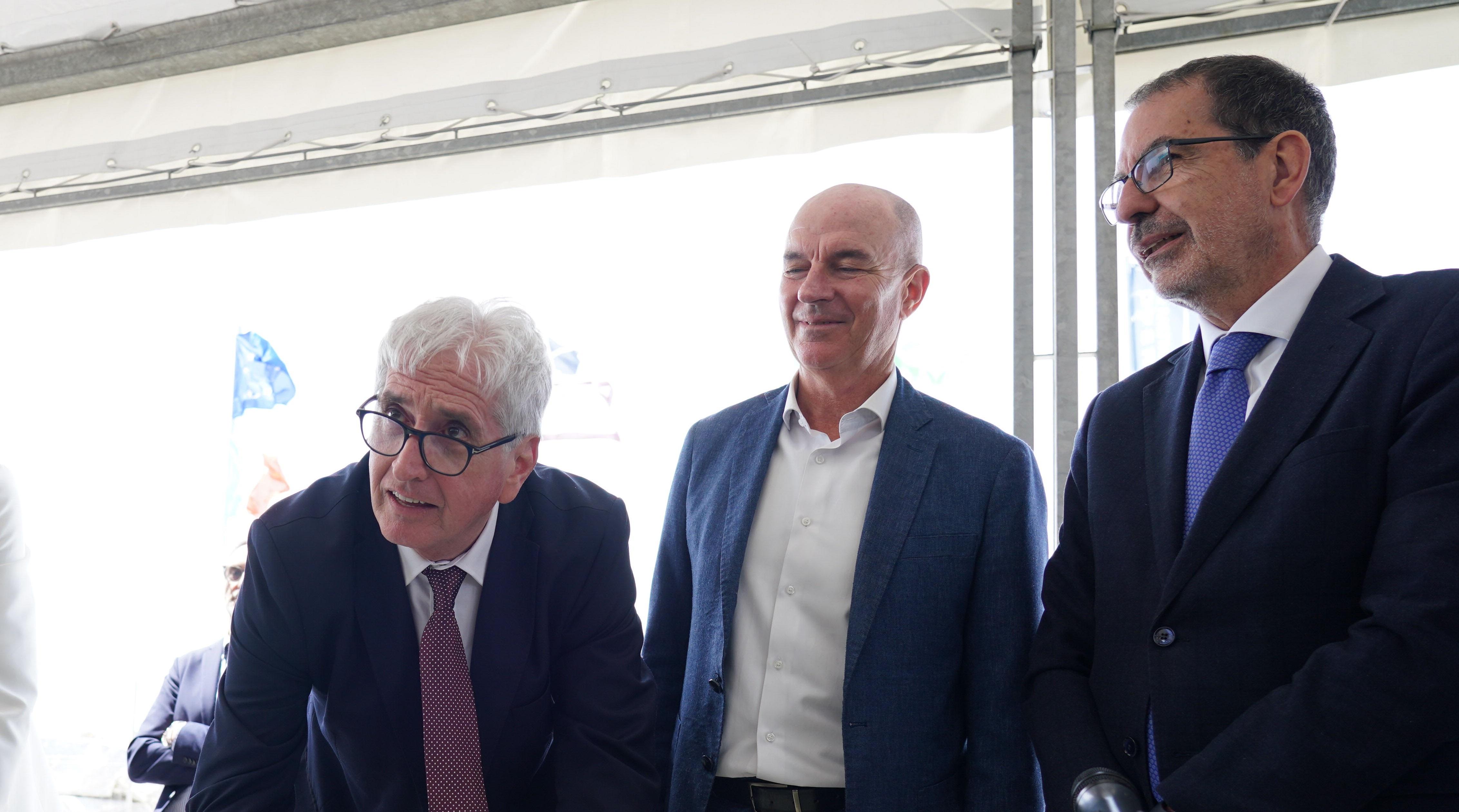 Al centro il sindaco Luca Salvetti, a destra il prefetto Giancarlo Dionisi, insieme (a sinistra) al commissario straordinario dimissionario per la Darsena Toscana, Luciano Guerrieri