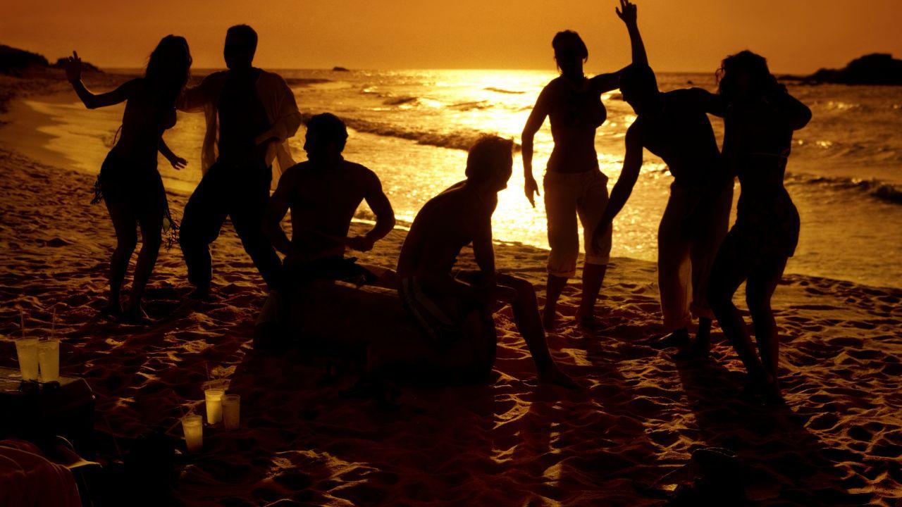 Una festa in spiaggia (foto di repertorio)