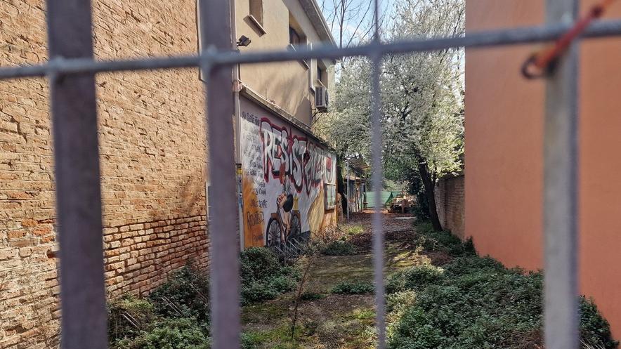 Ferrara, centro sociale in vendita: «Un’ingiustizia annunciata»