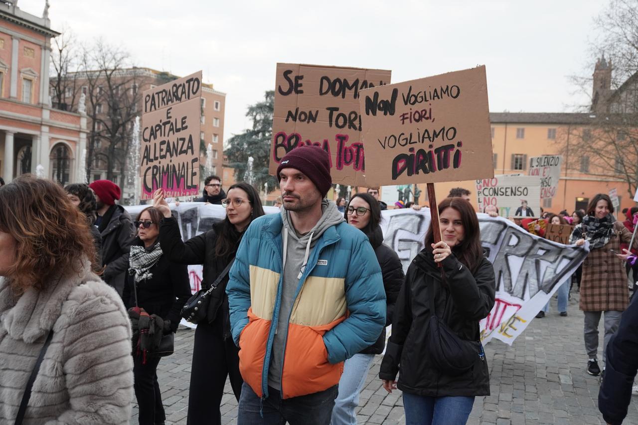 Odio social sul corteo dell’8 marzo, Mondinsieme loda la Gazzetta: «Grazie per averlo messo in luce»