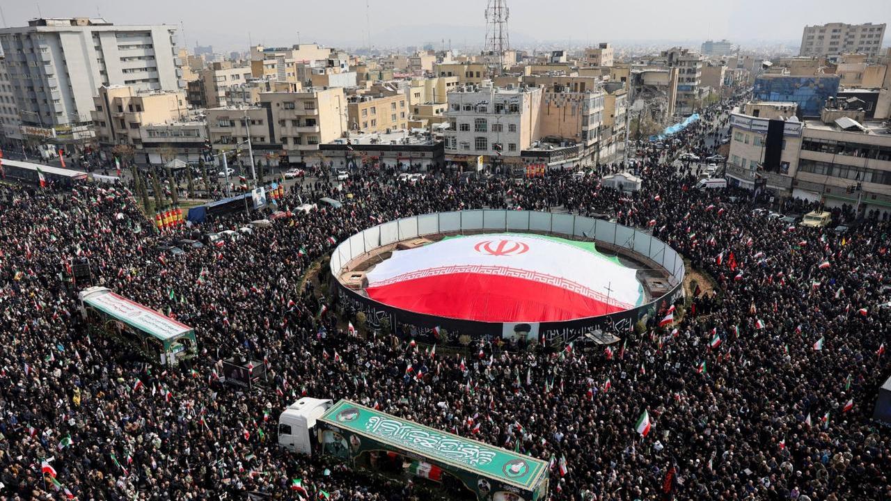 Folla al corteo funebre per gli alti ufficiali iraniani uccisi durante un'attacco USA-Israele