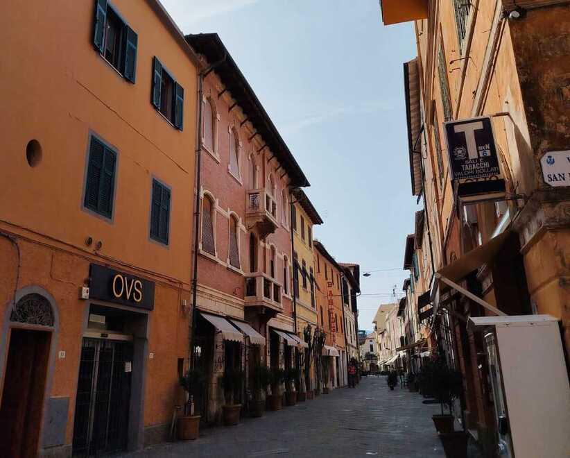 «Gli affitti lunghi sono introvabili»: famiglia con 4 bimbi cerca casa a Orbetello