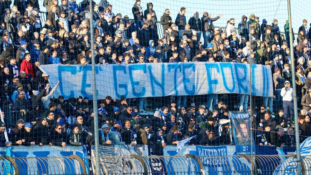 L'eloquente striscione esposto in Curva Ferrovia