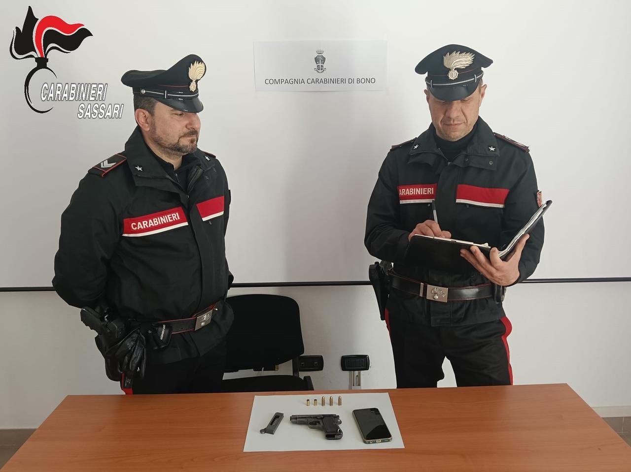 Arrestato dopo 15 minuti di inseguimento: nell’auto aveva una pistola pronta a sparare