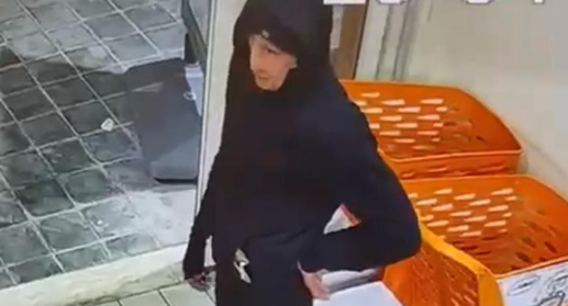 Rapine nei negozi di Alghero con la maschera di Dalì: confessa un 24enne