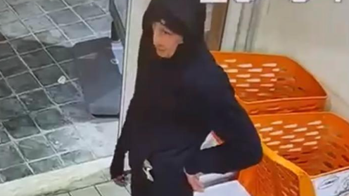 Rapine nei negozi di Alghero con la maschera di Dalì: confessa un 24enne