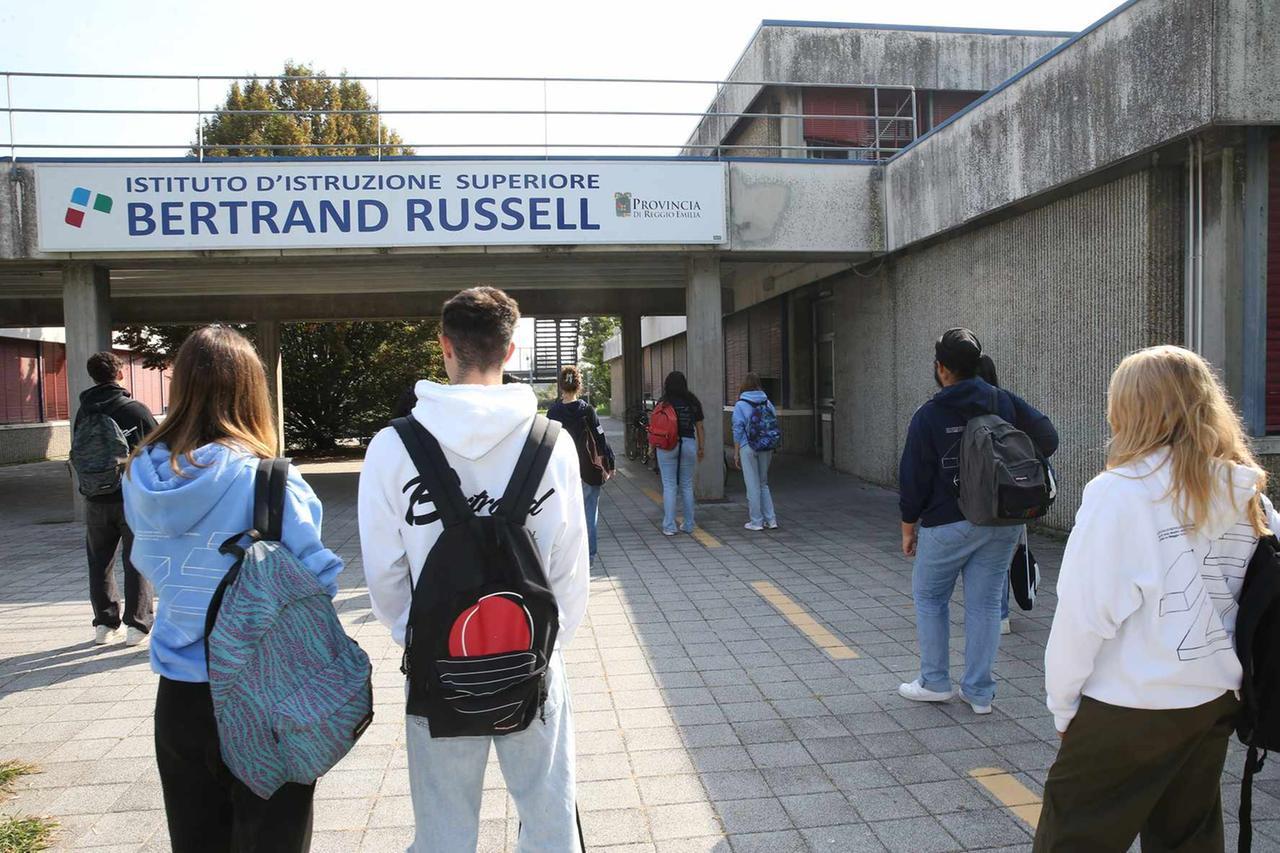 Caso docente al Russell, 87 tra professori e personale Ata al fianco della collega: «Difendiamo la libertà di insegnamento»