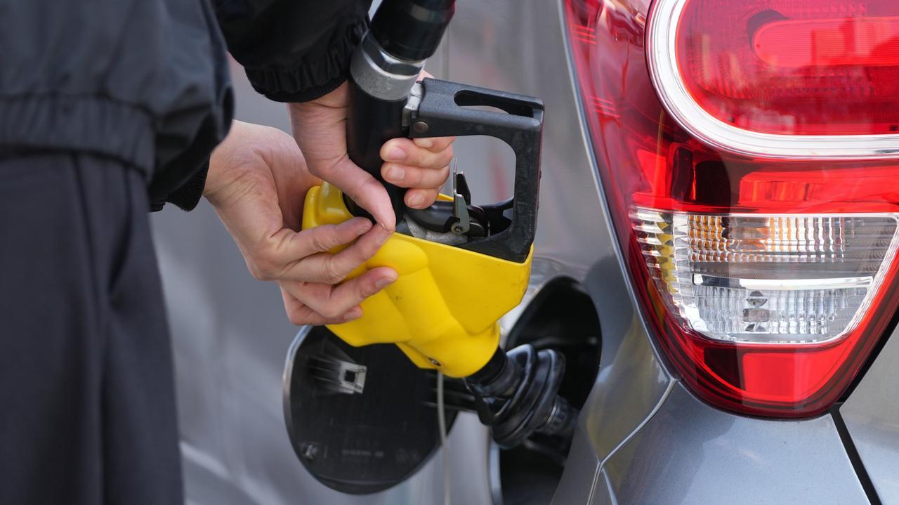 Gasolio e benzina, costi ancora in salita: ecco perché il governo non attiva il taglio delle accise –I prezzi regione per regione