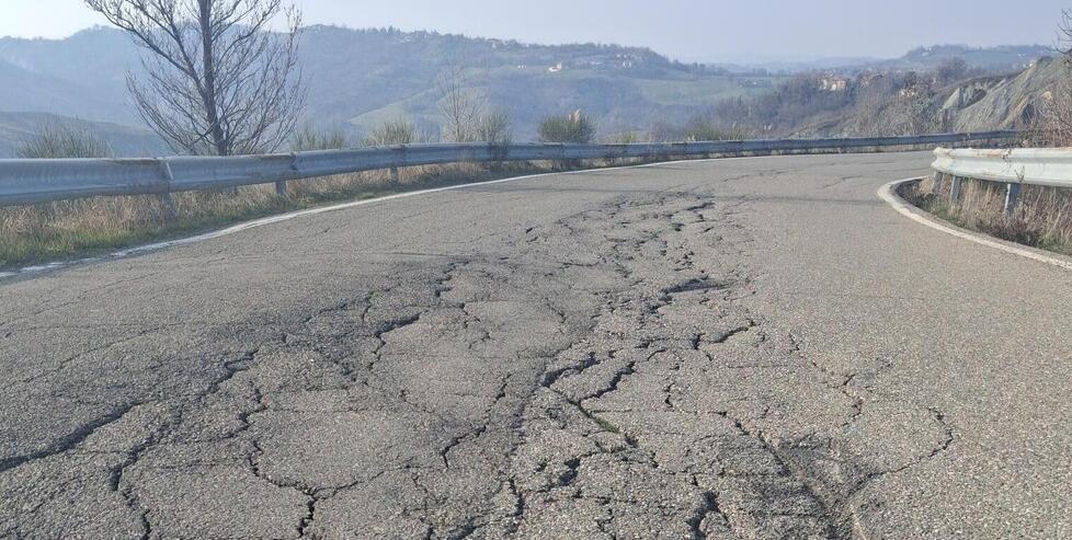 
	Gli avvallamenti sul manto stradale la causa del provvedimento

