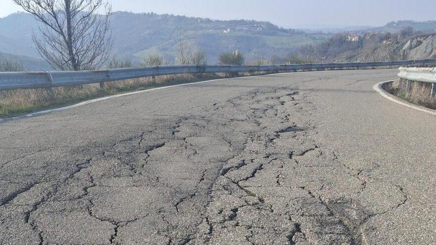Gli avvallamenti sul manto stradale la causa del provvedimento