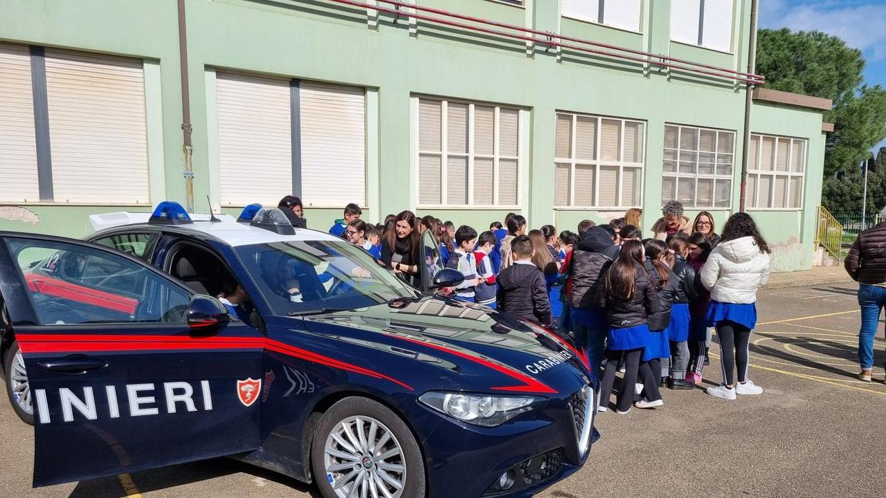 Scuola, 80 alunni a scuola di legalità con i carabinieri