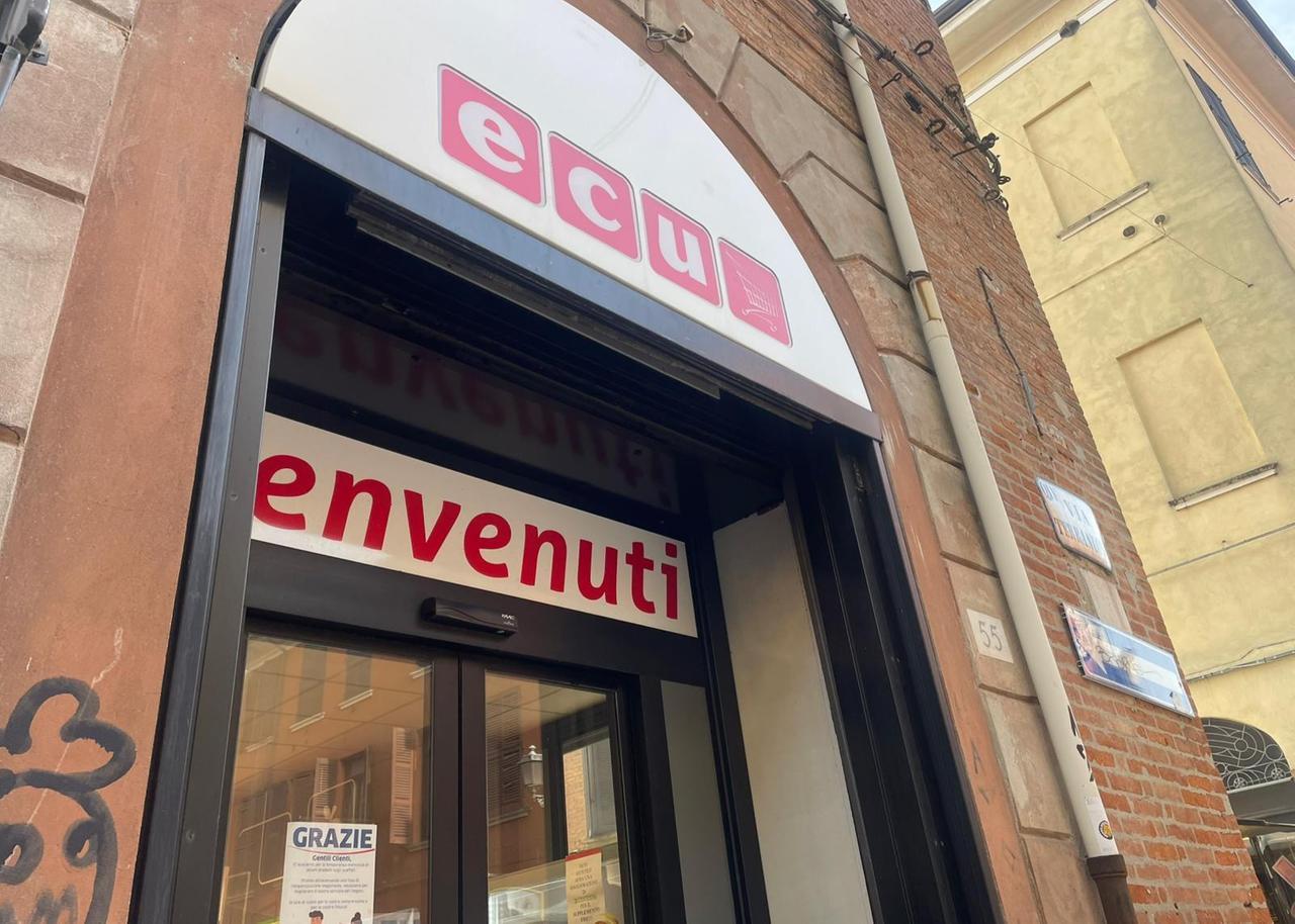 Scaffali sguarniti e orari ridotti, incertezza per l’Ecu di Ferrara