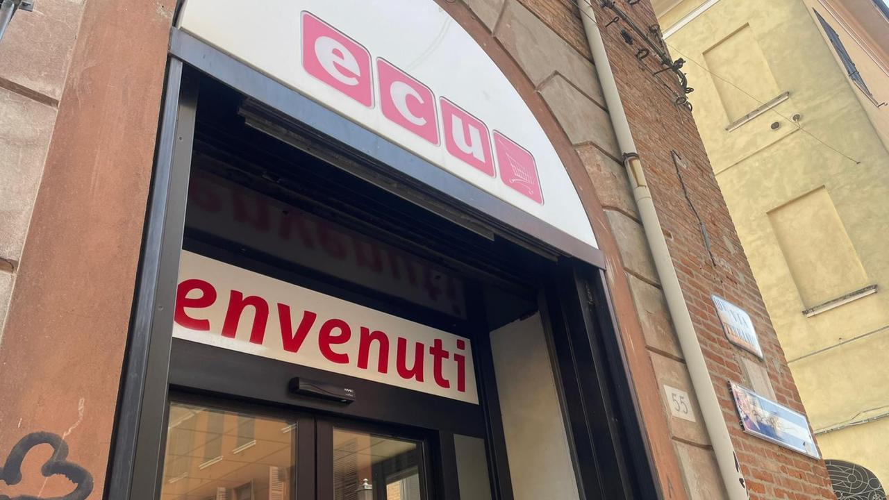 Scaffali sguarniti e orari ridotti, incertezza per l’Ecu di Ferrara