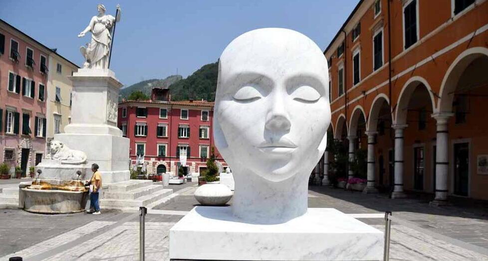 Piazza Alberica durante la manifestazione “White Carrara” (2025)