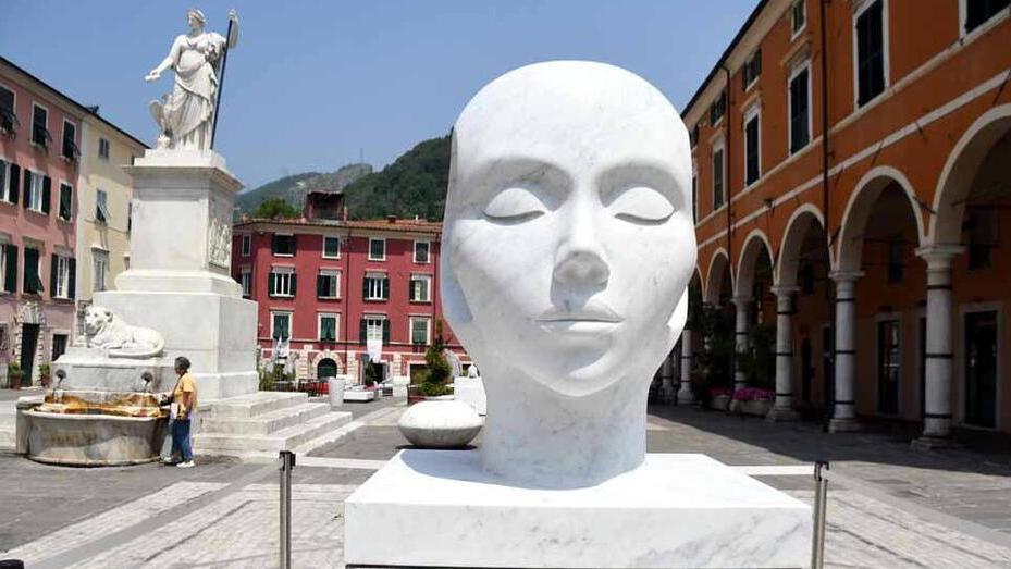 Piazza Alberica durante la manifestazione “White Carrara” (2025)