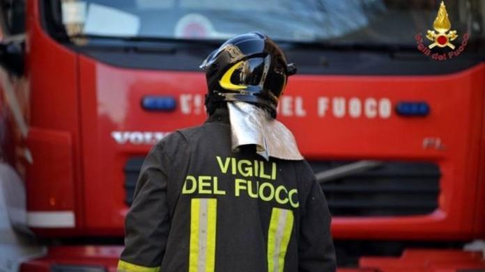 Stanza a fuoco per una candela rimasta accesa in casa: madre e quattro figlie in ospedale