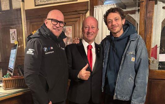 Valentino Rossi a sorpresa a Rubiera: il Dottore a cena tra i bolliti di Arnaldo