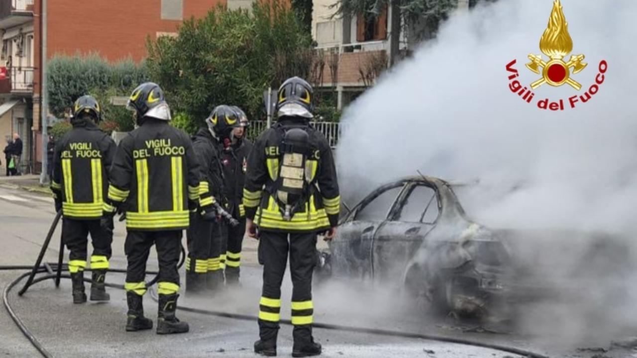 Auto in fiamme in via Rometta, paura a Sassuolo – Video