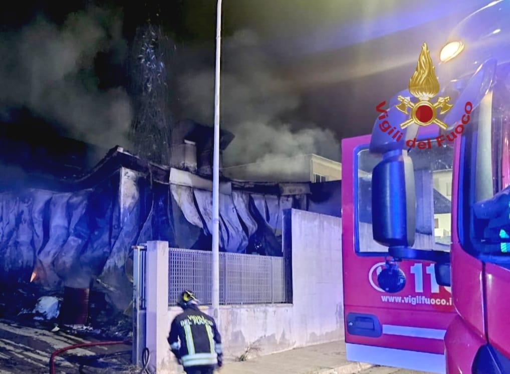 Incendio danneggia un’autocarrozzeria nella zona industriale: potrebbe essere doloso