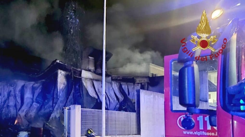 Incendio danneggia un’autocarrozzeria nella zona industriale: potrebbe essere doloso
