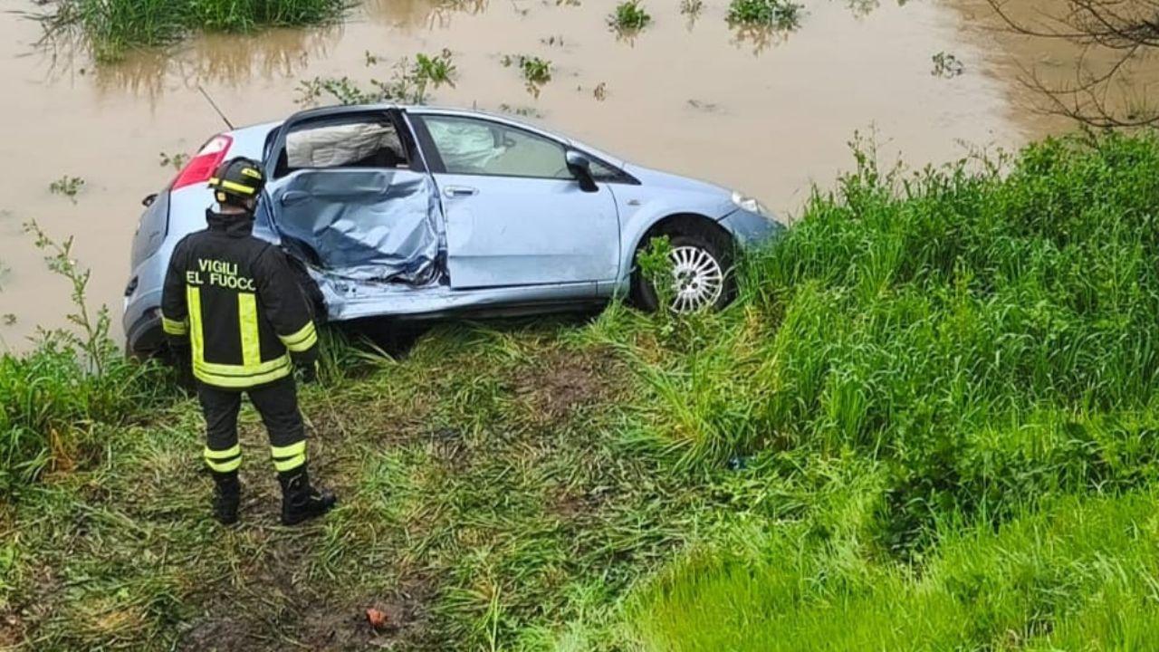 
	L'auto finita nel canale Imperiale (Foto vigili del fuoco)

