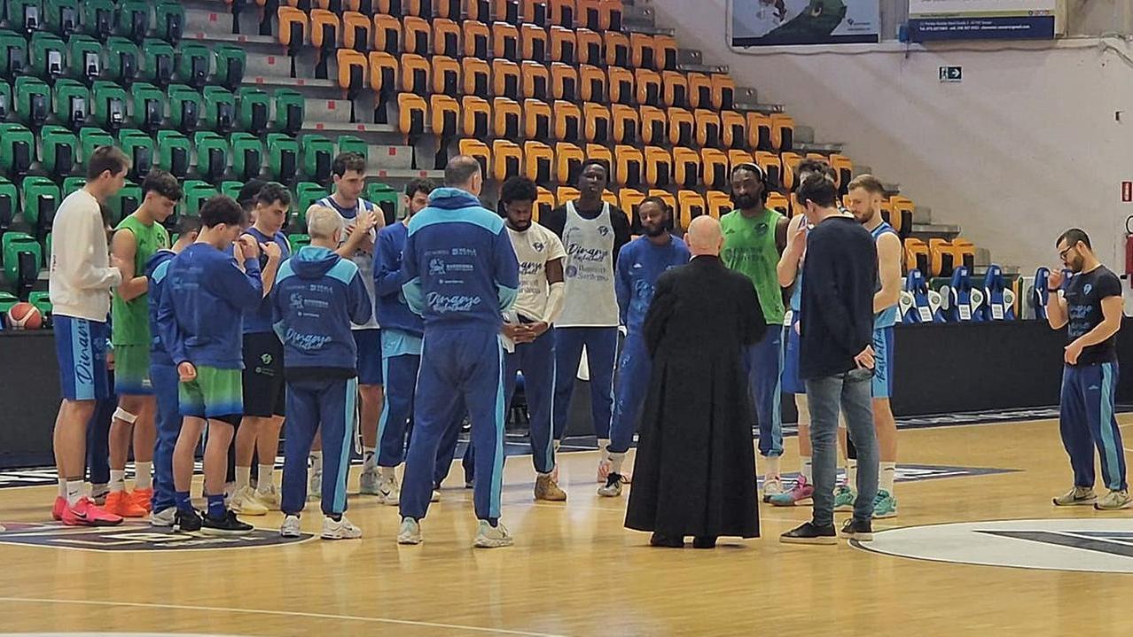 La Dinamo durante la sosta spirituale durante l'allenamento