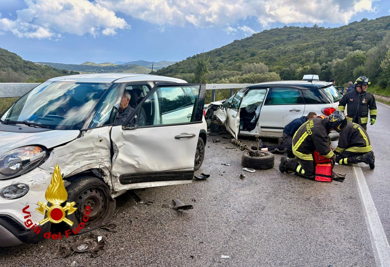 Schianto tra due auto sulla Olbia-Arzachena: tre feriti