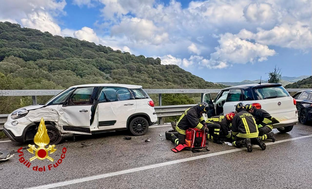 Schianto tra due auto sulla Olbia-Arzachena: tre feriti