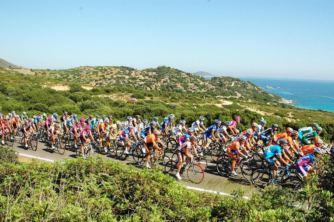 Ciclisti in gara durante il Giro di Sardegna 2026