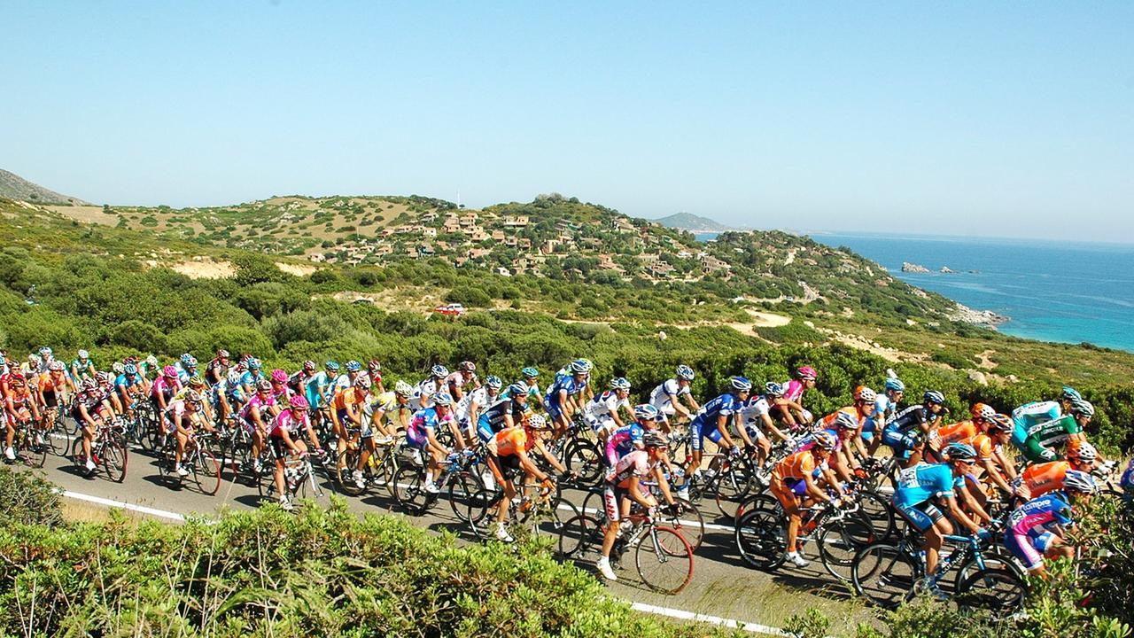 Ciclisti in gara durante il Giro di Sardegna 2026