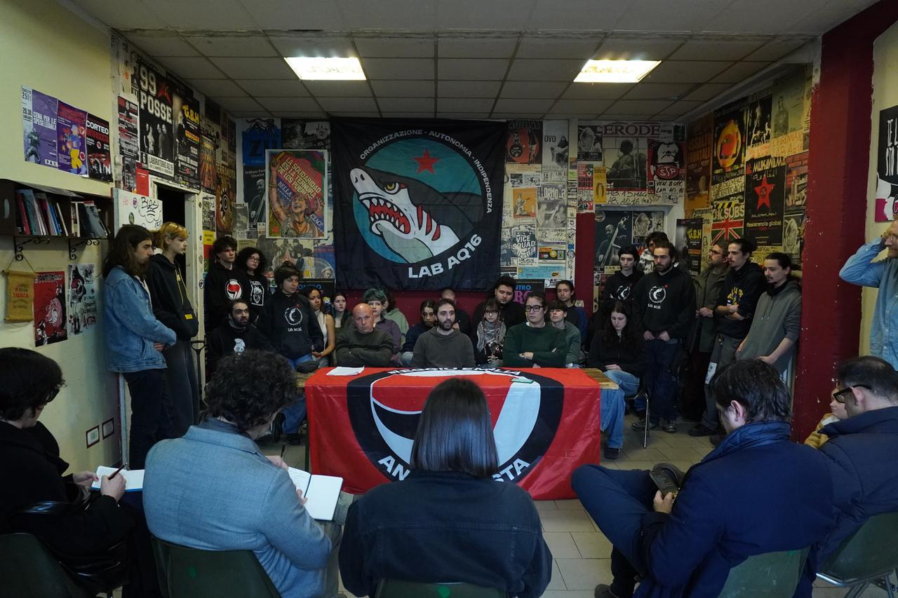 Il centro sociale Aq 16 è senza autorizzazioni: è scontro