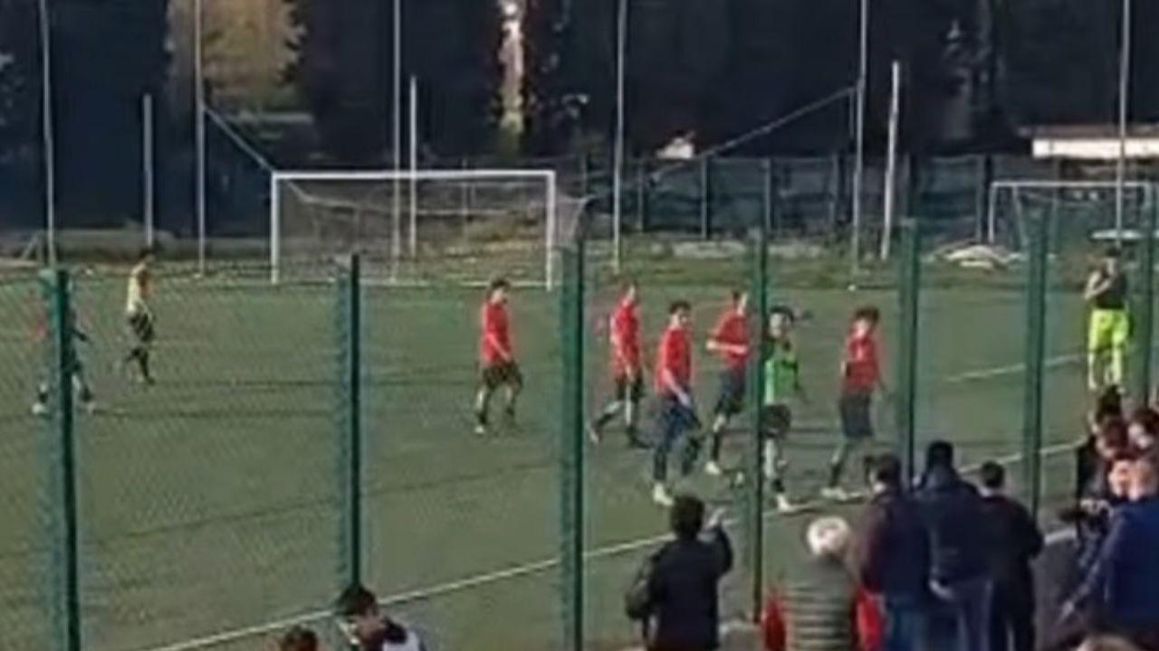 I giocatori del Ponsacco abbandonano il campo (Immagini: edicolaelbana.org)