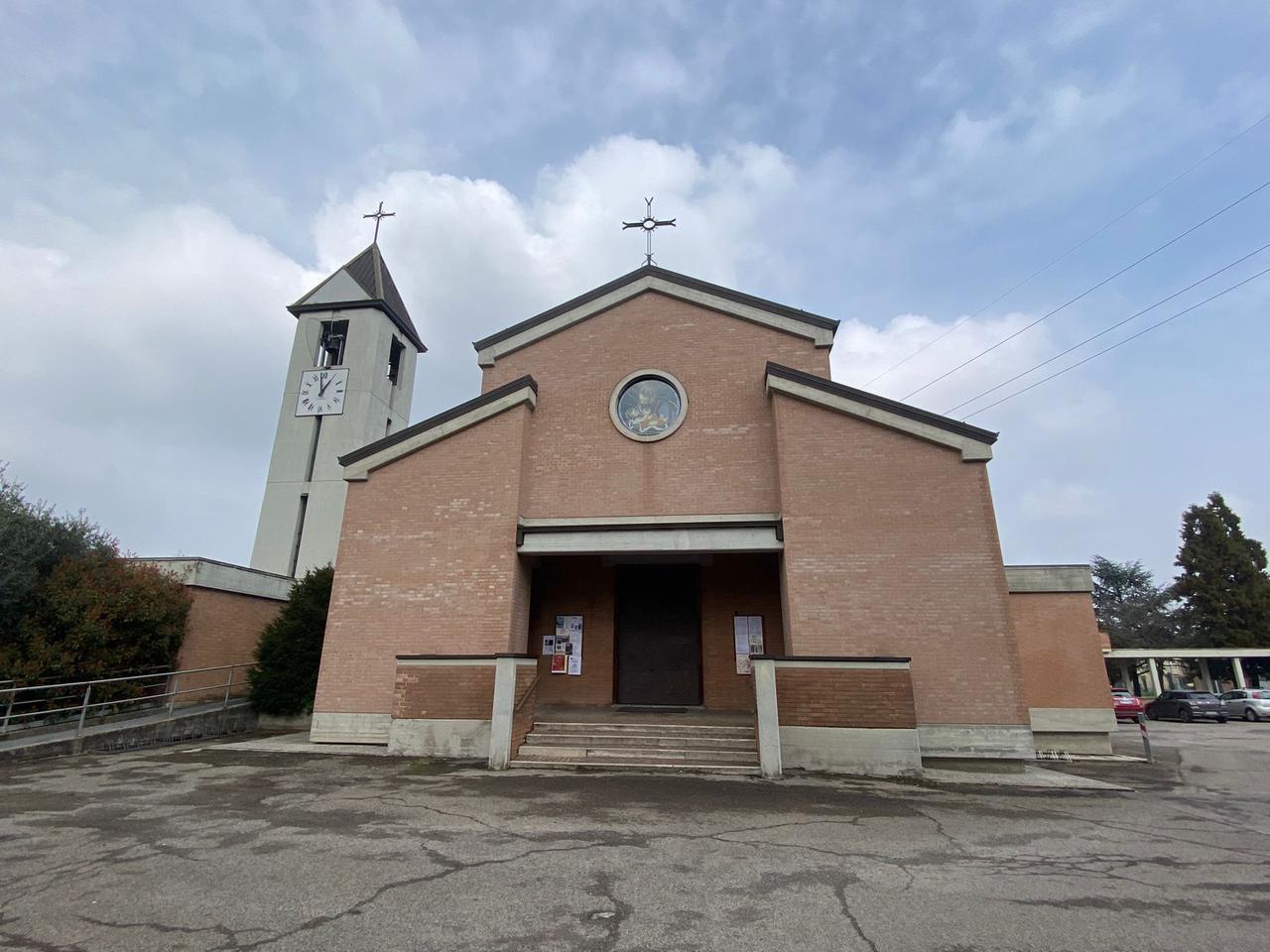 Reggio Emilia, parroco aggredito da un gruppo di ragazzini. La Chiesa: «Vicini a don Daniele»