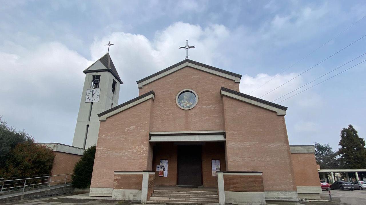 Reggio Emilia, parroco aggredito da un gruppo di ragazzini. La Chiesa: «Vicini a don Daniele»