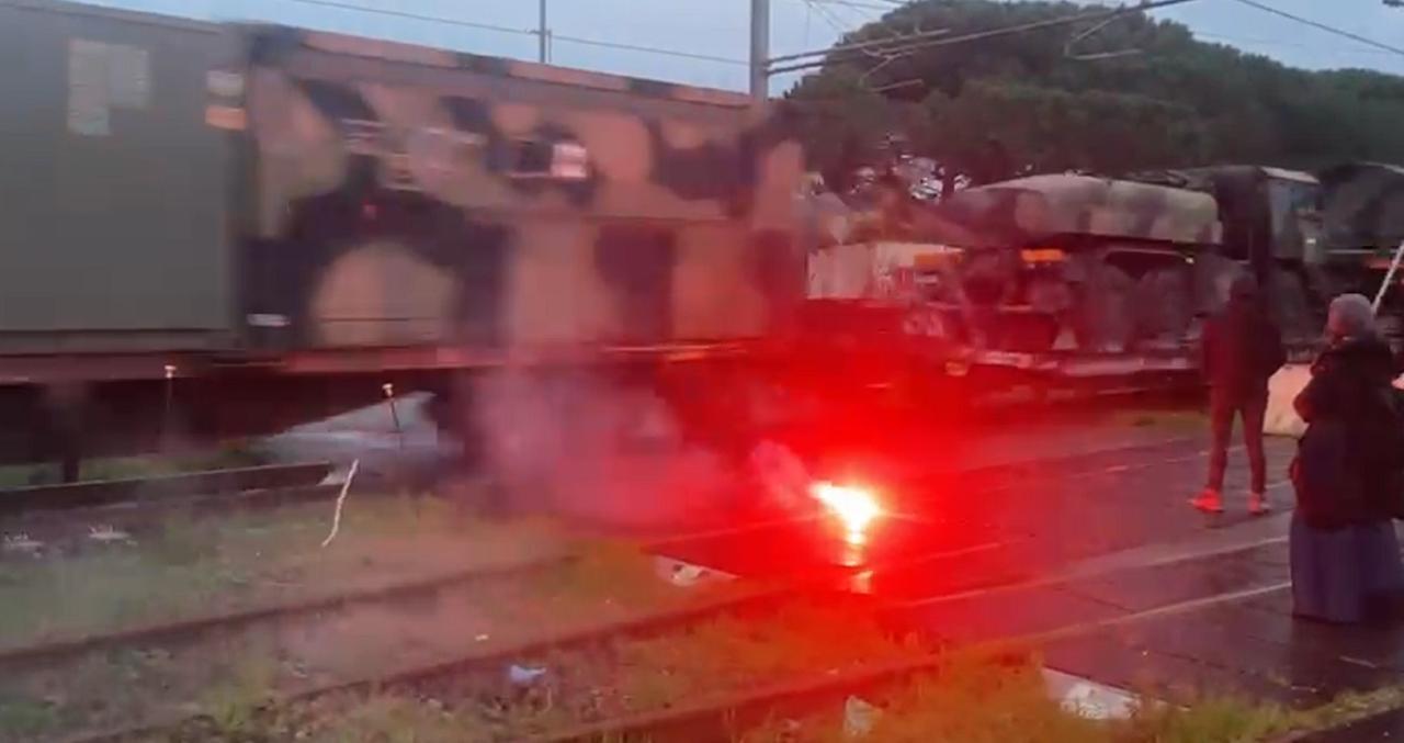 Livorno, proteste e fumogeni dell’Usb a Collesalvetti al passaggio di un treno con i carri armati