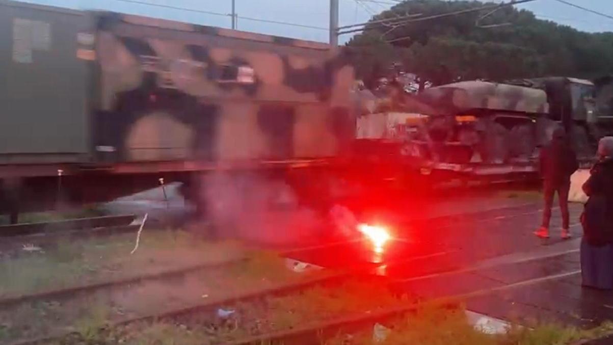 Livorno, proteste e fumogeni dell’Usb a Collesalvetti al passaggio di un treno con i carri armati