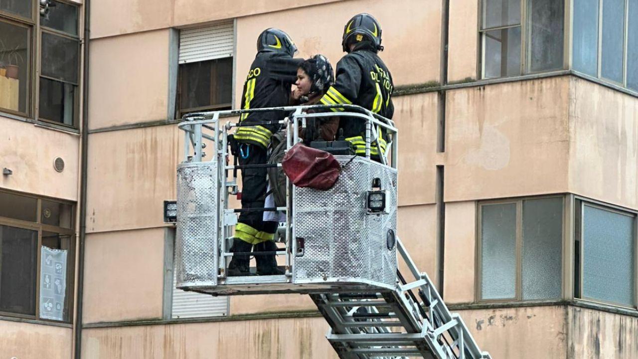 Pontedera, fiamme nel condominio e una vittima: evacuate 42 abitazioni – Tutti i numeri dell’emergenza a Palazzo Rota