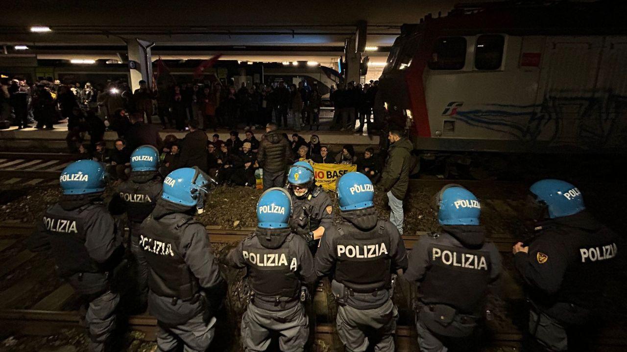 La protesta alla stazione di Pisa 
