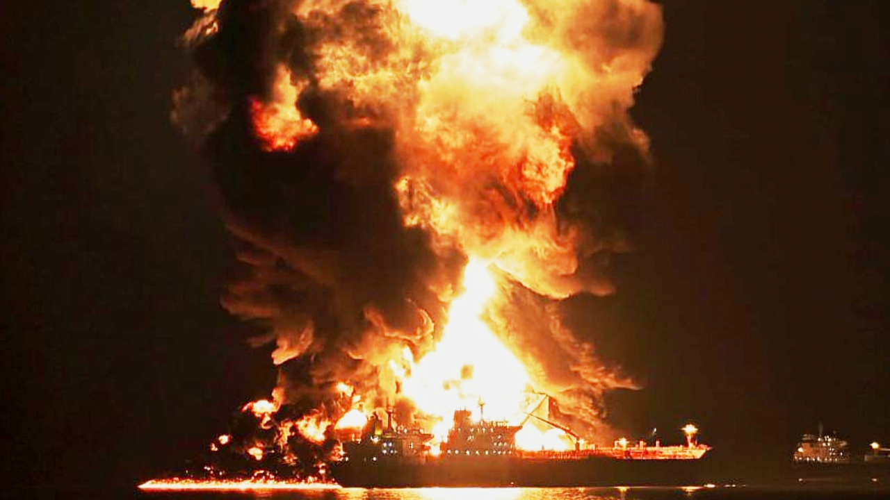 Petroliera brucia dopo attacco iraniano
