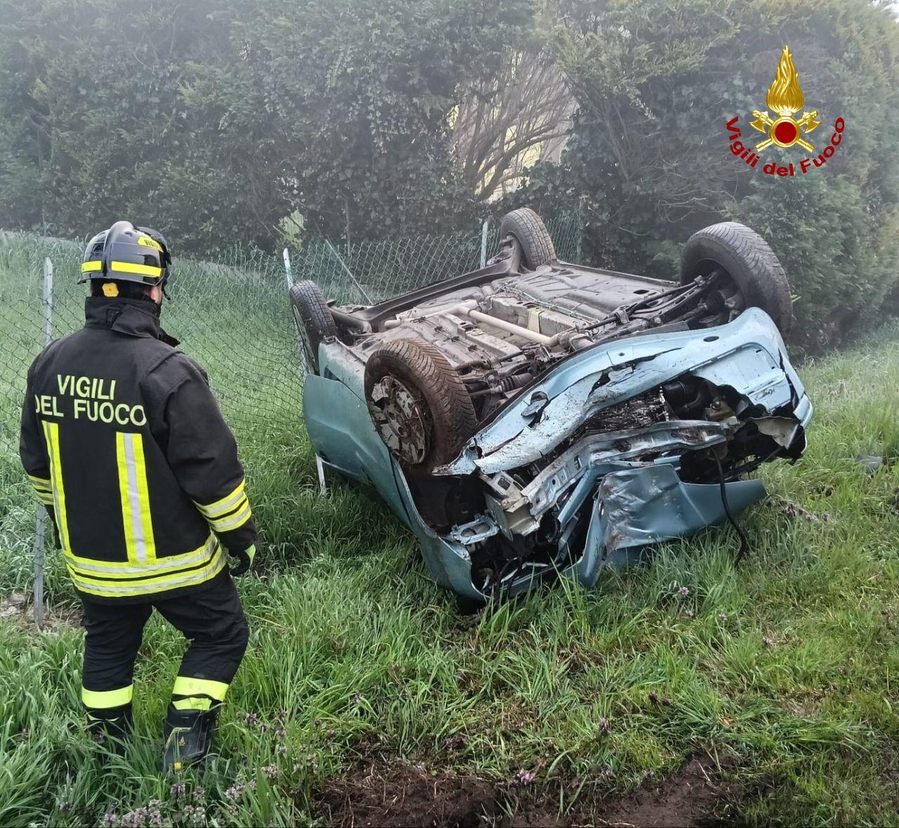 Auto finisce fuori strada a Luzzara: un ferito