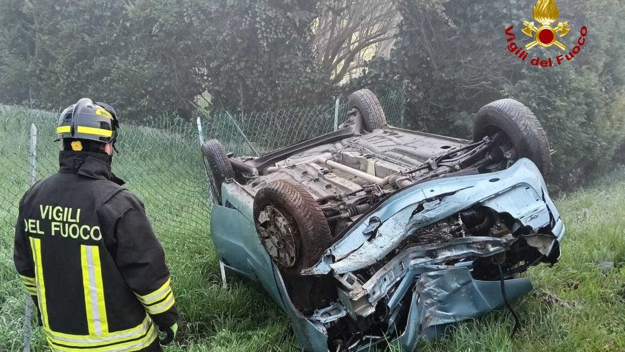 Auto finisce fuori strada a Luzzara: un ferito
