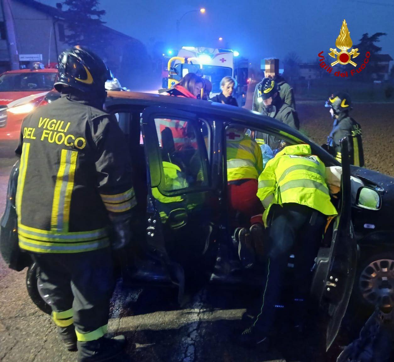 Schianto ad Arceto, 20enne resta incastrata nell’auto