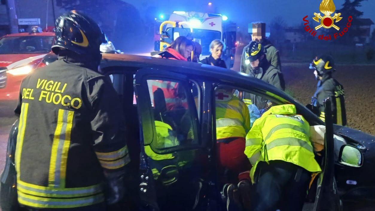 Schianto ad Arceto, 20enne resta incastrata nell’auto