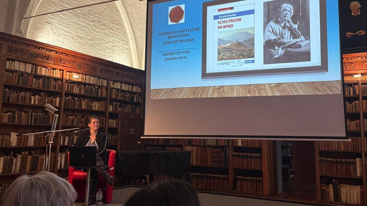 Janina Vahl mentre dà voce a Grazia Deledda